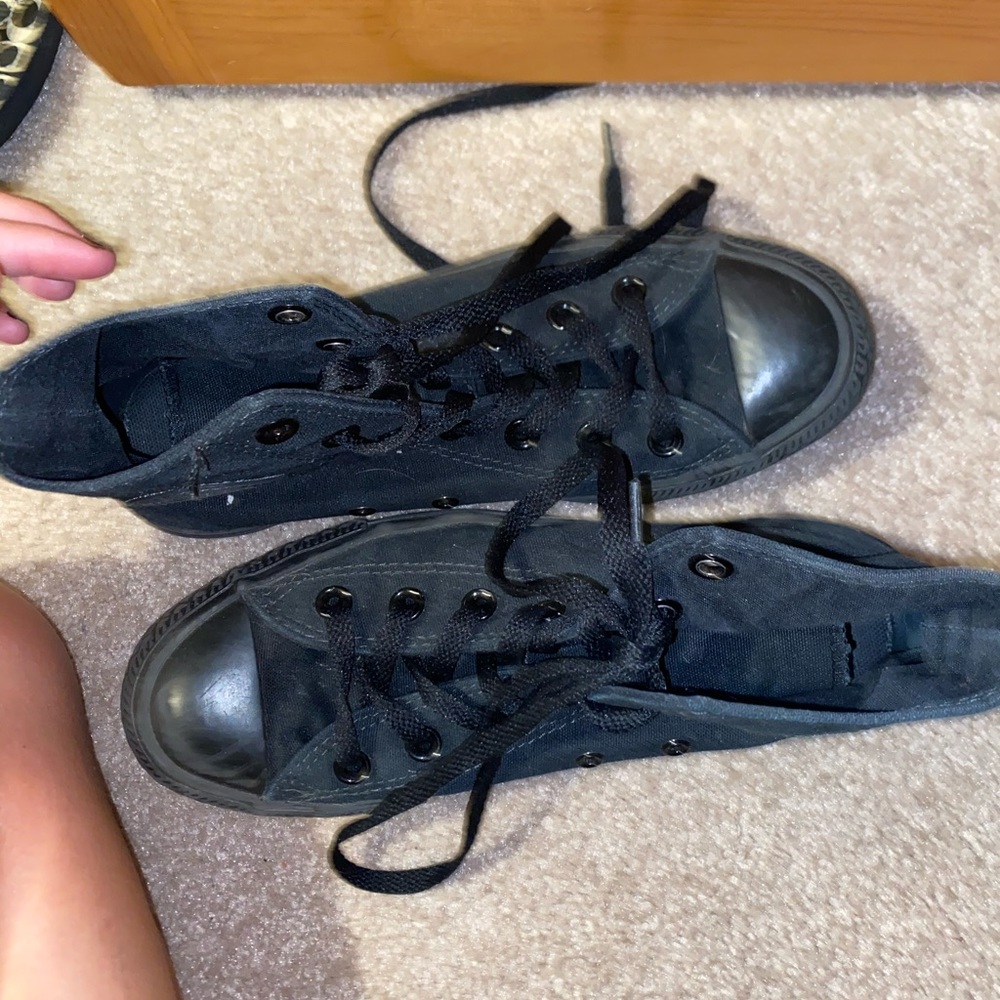 Black converse - Picture 2 of 2